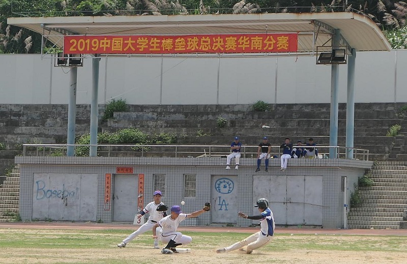 1557732384117007.jpg 棒球队对阵广体决赛场面.jpg