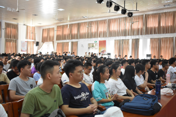 1568279890134160.jpg 学生认真听讲思政第一课.JPG